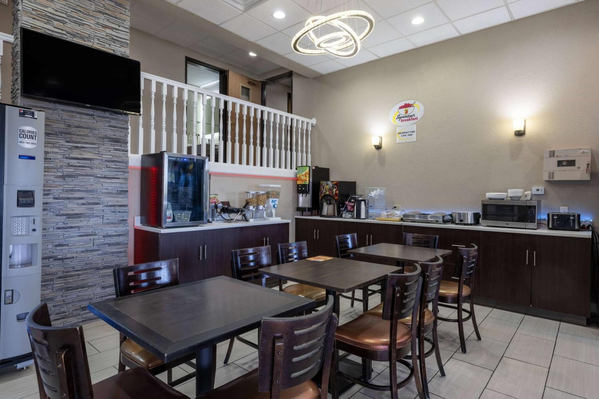 The Inn&Suites Sw Омаха Екстериор снимка
