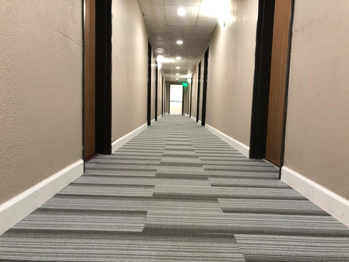 The Inn&Suites Sw Омаха Екстериор снимка