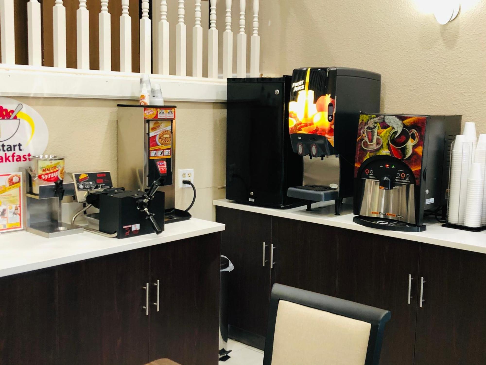 The Inn&Suites Sw Омаха Екстериор снимка
